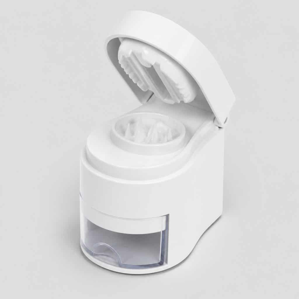 Broyeur de comprimés compact posé sur fond neutre