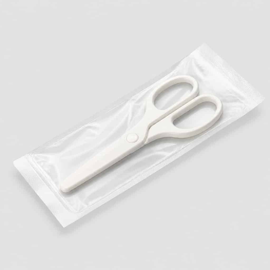 Paire de ciseaux à bandage stériles dans son emballage individuel