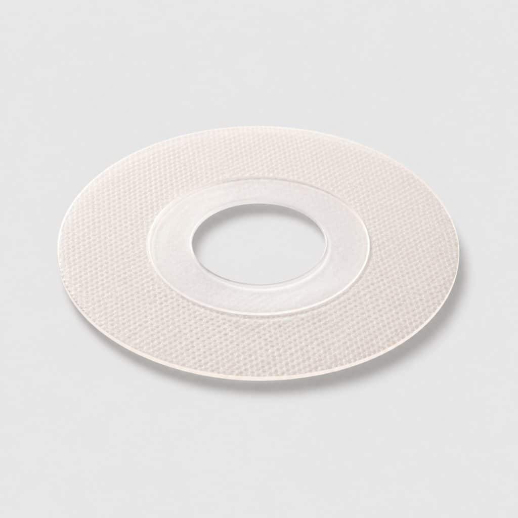 Patch adhésif de protection pour capteur de glycémie posé sur fond neutre
