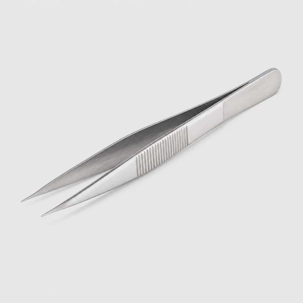 Pince à écharde en inox à pointe fine sur fond neutre