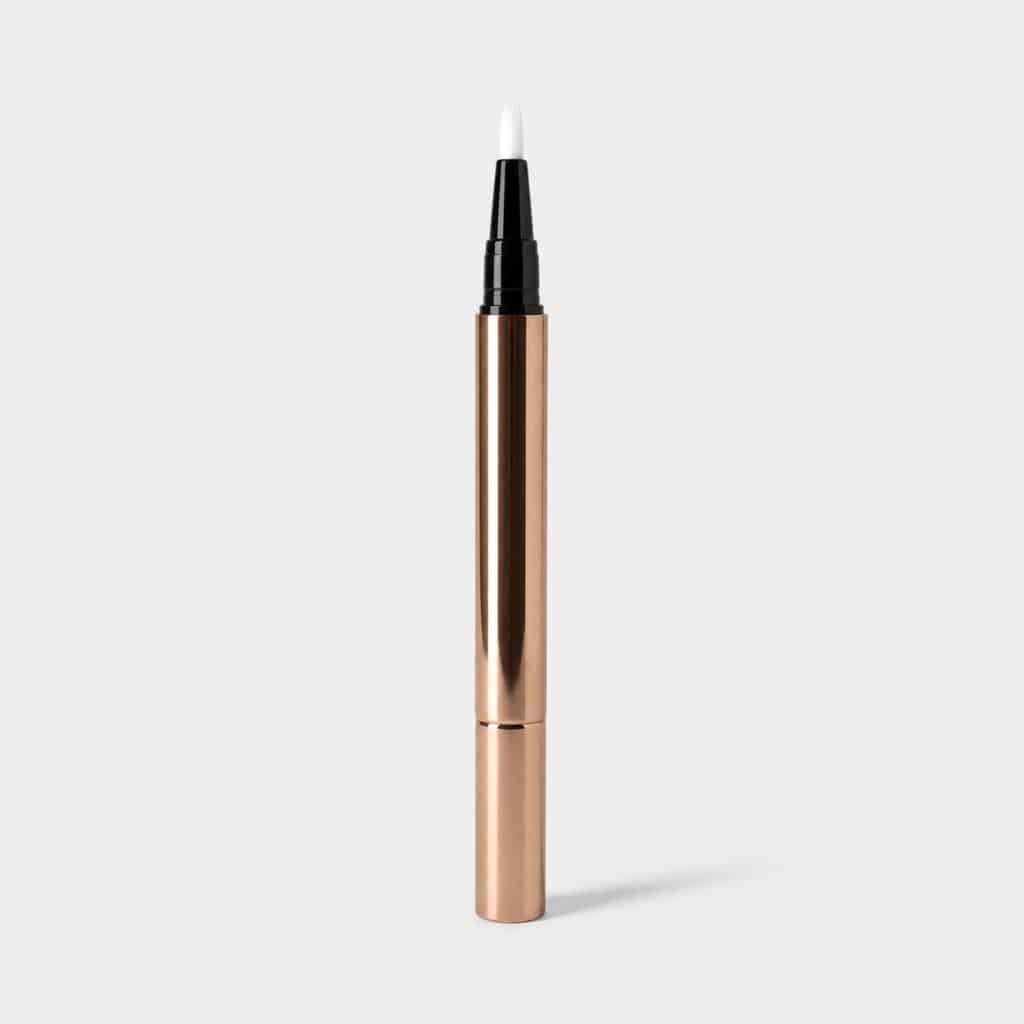 Stylo applicateur à l'acide salicylique posé sur fond neutre