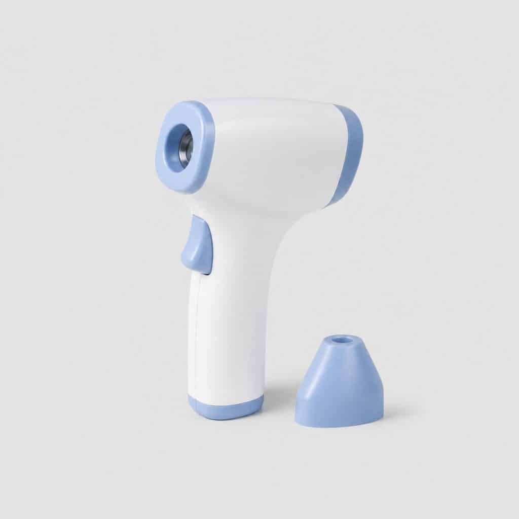 Thermomètre infrarouge frontal et auriculaire sur fond neutre
