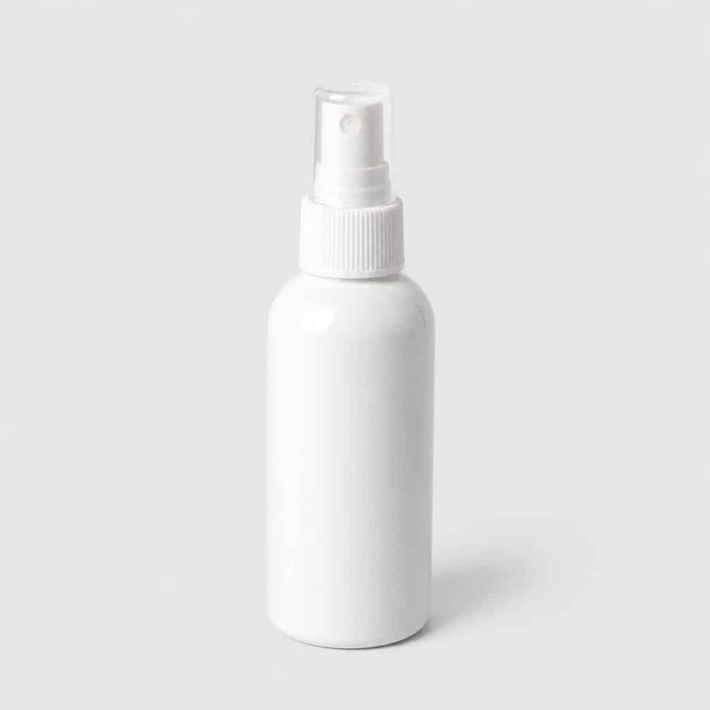 Flacon spray de vitamine D3 buccal sur fond neutre