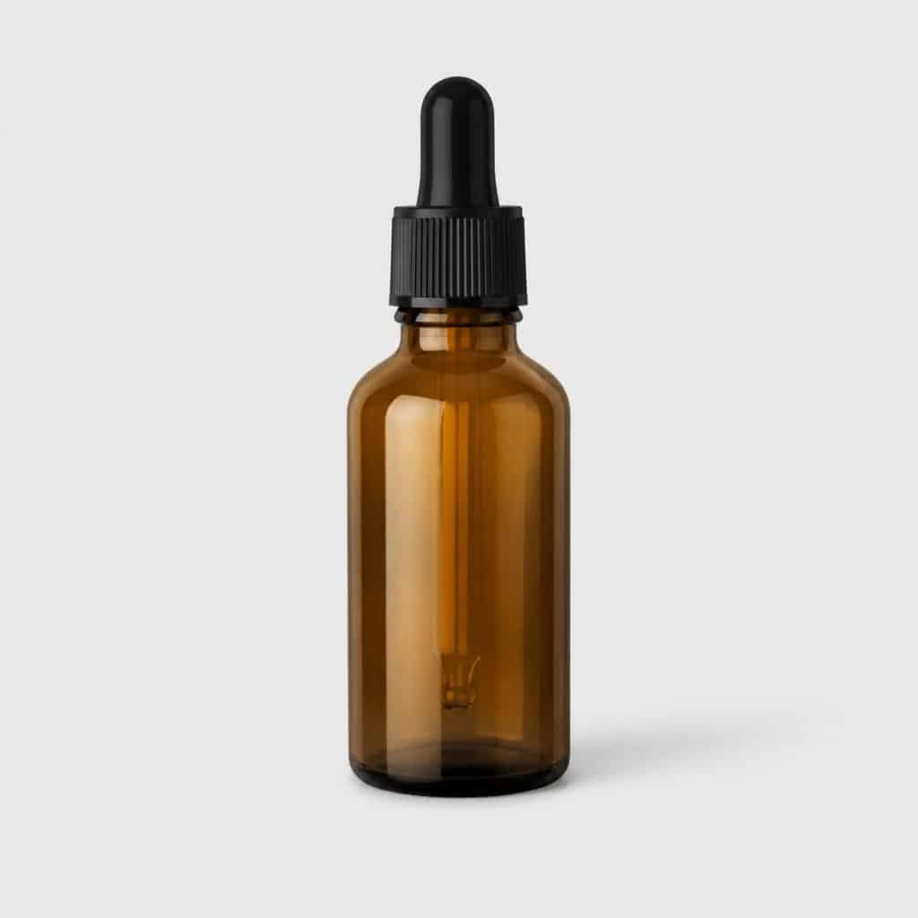 Flacon compte-gouttes de vitamine D3 et K2 sur fond neutre